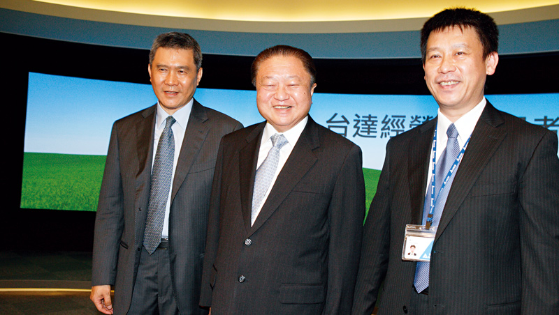 台達電世代傳承8年多，如今正顯現轉型成效。左起為台達電董事長海英俊、創辦人鄭崇華、執行長鄭平。